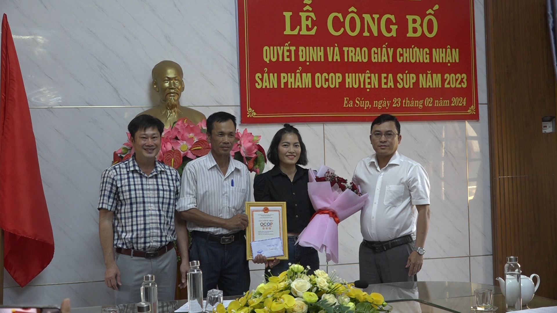 UBND huyện trao chứng nhận cho Bưởi da xanh Ea Rốk